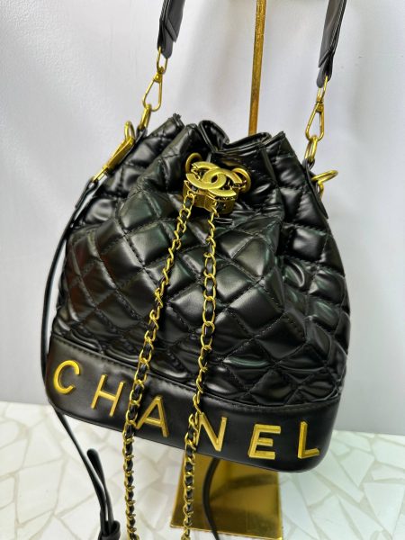 کیف دستی و دوشی زنانه مشکی مدل بوقچه‌ای با یراق طلایی