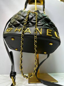 کیف دستی و دوشی زنانه مشکی مدل بوقچه‌ای با یراق طلایی