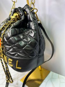 کیف دستی و دوشی زنانه مشکی مدل بوقچه‌ای با یراق طلایی