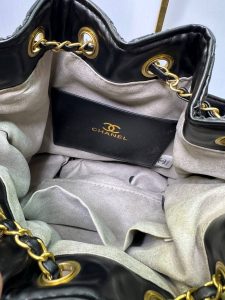 کیف دستی و دوشی زنانه مشکی مدل بوقچه‌ای با یراق طلایی