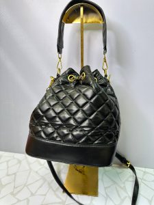 کیف دستی و دوشی زنانه مشکی مدل بوقچه‌ای با یراق طلایی