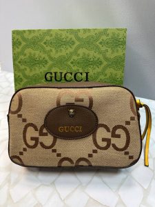 کیف شانه‌ای گوچی با طراحی منوگرام کلاسیک