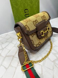 کیف دوشی زنانه گوچی مدل منوگرام کرم قهوه‌ای