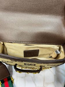 کیف دوشی زنانه گوچی مدل منوگرام کرم قهوه‌ای