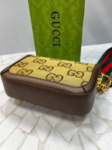 کیف دوشی زنانه گوچی مدل منوگرام کرم قهوه‌ای