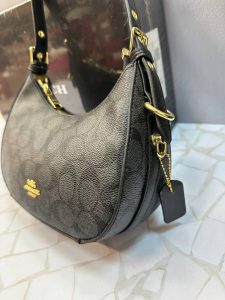 خرید کیف دوشی زنانه کوچ (COACH) مدل دستی و شانه‌ای طرح‌دار و ساده