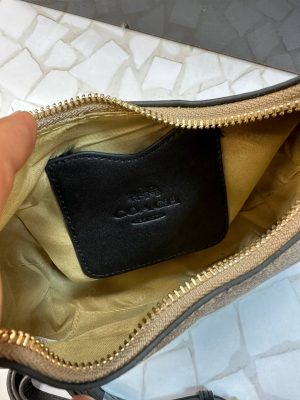 خرید کیف دوشی زنانه کوچ (COACH) مدل دستی و شانه‌ای طرح‌دار و ساده