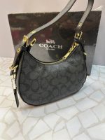 خرید کیف دوشی زنانه کوچ (COACH) مدل دستی و شانه‌ای طرح‌دار و ساده