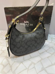 خرید کیف دوشی زنانه کوچ (COACH) مدل دستی و شانه‌ای طرح‌دار و ساده