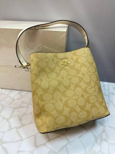 کیف دوشی زنانه کوچ سفید (COACH) مدل دستی و دوشی با ۲ بند چرمی