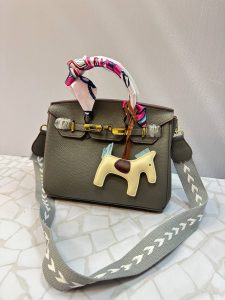 کیف هرمس دوشی و دستی زنانه با طراحی لاکچری، آویز اسب و قفل طلایی