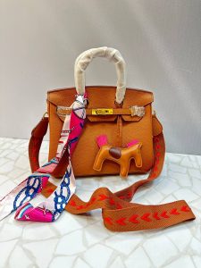 کیف هرمس دوشی و دستی زنانه با طراحی لاکچری، آویز اسب و قفل طلایی