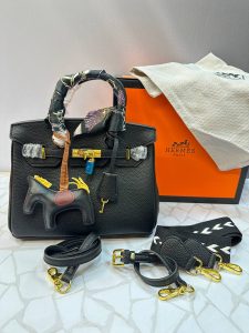 کیف هرمس دوشی و دستی زنانه با طراحی لاکچری، آویز اسب و قفل طلایی