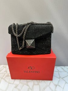 کیف مجلسی نگین دار ولنتینو با بند زنجیری طلایی و طراحی لوکس