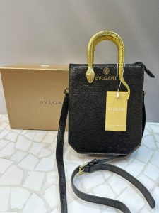 کیف دستی بولگاری زنانه با طراحی پوست ماری و دسته طلایی مدل مار