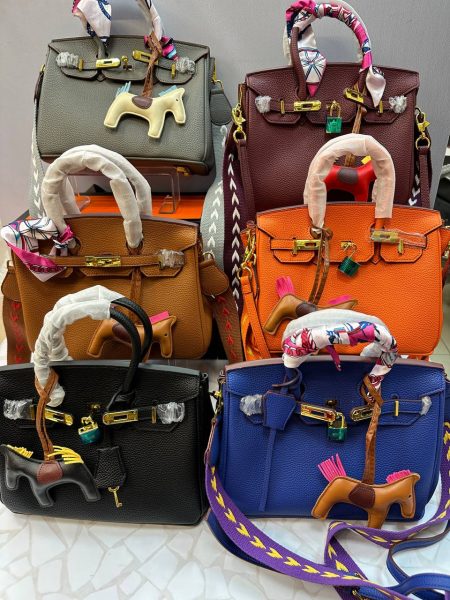 کیف هرمس دوشی و دستی زنانه با طراحی لاکچری، آویز اسب و قفل طلایی