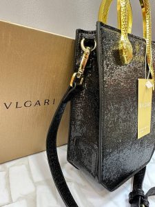 کیف دستی بولگاری زنانه با طراحی پوست ماری و دسته طلایی مدل مار