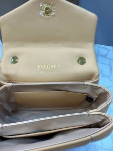 کیف بولگاری مجلسی زنانه با طراحی خاص دسته طلایی و قفل کله‌مار