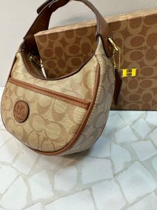 کیف دستی زنانه کوچ (COACH) مدل عسلی – کیف شیک مجلسی و روزمره با طراحی لوکس