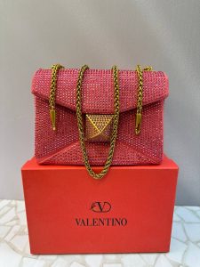 کیف مجلسی نگین دار ولنتینو با بند زنجیری طلایی و طراحی لوکس