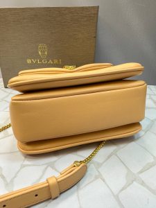 کیف بولگاری مجلسی زنانه با طراحی خاص دسته طلایی و قفل کله‌مار