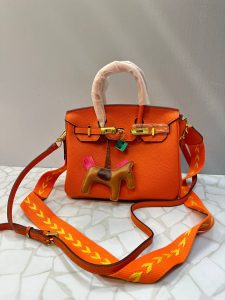 کیف هرمس دوشی و دستی زنانه با طراحی لاکچری، آویز اسب و قفل طلایی