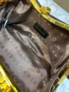 کیف مجلسی بولگاری زنانه با طراحی پوست ماری و دسته طلایی مدل مار