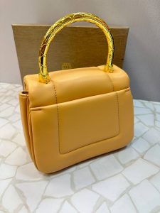 کیف بولگاری مجلسی زنانه با طراحی خاص دسته طلایی و قفل کله‌مار