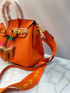 کیف هرمس دوشی و دستی زنانه با طراحی لاکچری، آویز اسب و قفل طلایی