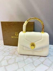 کیف بولگاری مجلسی زنانه با طراحی خاص دسته طلایی و قفل کله‌مار