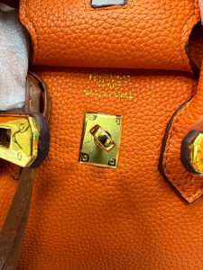 کیف هرمس دوشی و دستی زنانه با طراحی لاکچری، آویز اسب و قفل طلایی