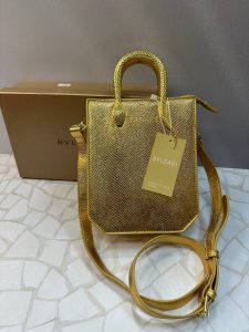 کیف دستی بولگاری زنانه با طراحی پوست ماری و دسته طلایی مدل مار