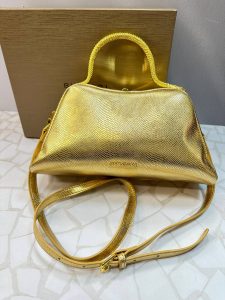 کیف مجلسی بولگاری زنانه با طراحی پوست ماری و دسته طلایی مدل مار