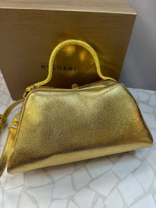 کیف مجلسی بولگاری زنانه با طراحی پوست ماری و دسته طلایی مدل مار