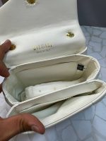 کیف بولگاری مجلسی زنانه با طراحی خاص دسته طلایی و قفل کله‌مار