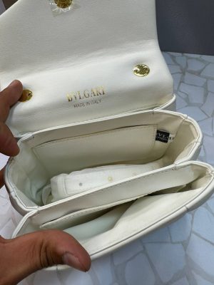 کیف بولگاری مجلسی زنانه با طراحی خاص دسته طلایی و قفل کله‌مار
