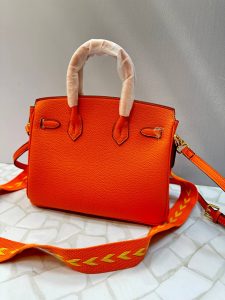 کیف هرمس دوشی و دستی زنانه با طراحی لاکچری، آویز اسب و قفل طلایی