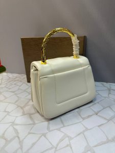 کیف بولگاری مجلسی زنانه با طراحی خاص دسته طلایی و قفل کله‌مار