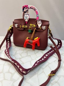 کیف هرمس دوشی و دستی زنانه با طراحی لاکچری، آویز اسب و قفل طلایی