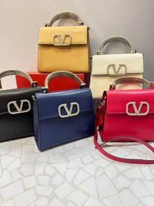 کیف دستی مجلسی ولنتینو مدل لوکس با دسته نگین‌دار و بند زنجیری