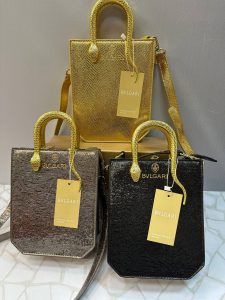 کیف دستی بولگاری زنانه با طراحی پوست ماری و دسته طلایی مدل مار