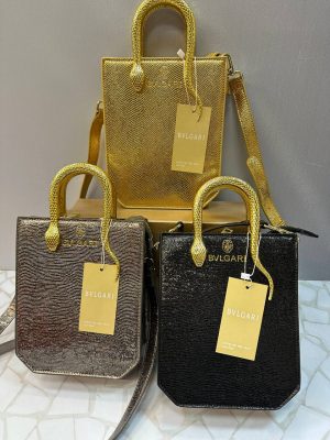 کیف دستی بولگاری زنانه با طراحی پوست ماری و دسته طلایی مدل مار