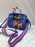 کیف هرمس دوشی و دستی زنانه با طراحی لاکچری، آویز اسب و قفل طلایی
