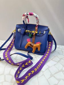 کیف هرمس دوشی و دستی زنانه با طراحی لاکچری، آویز اسب و قفل طلایی