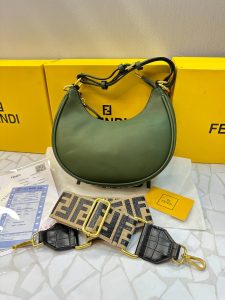 کیف دوشی فندی زنانه مدل نیم‌دایره‌ای – چرم لاکچری با بند برزنتی و طراحی منحصربه‌فرد