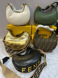 کیف دوشی فندی زنانه مدل نیم‌دایره‌ای – چرم لاکچری با بند برزنتی و طراحی منحصربه‌فرد