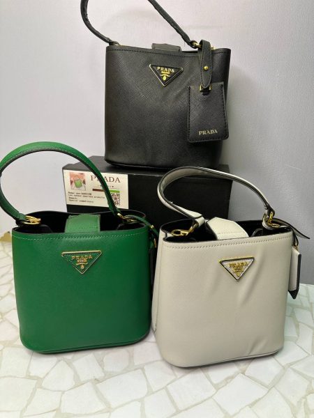 کیف پرادا زنانه مجلسی دستی و دوشی شیک و لوکس با طراحی ظریف و بسته‌بندی اصلی