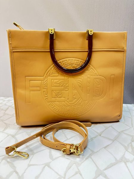 کیف دستی فندی زنانه مدل کلاسیک کرم | طراحی لوکس و دوشی دستی برند FENDI