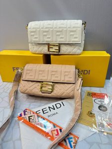 کیف دوشی فندی زنانه مدل کلاسیک قفل طلایی | طراحی لوکس و دو‌بندی شیک