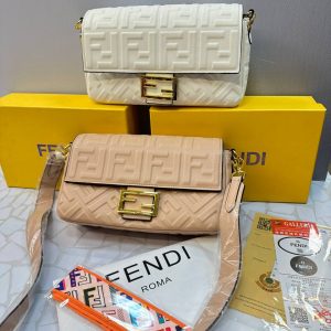 کیف دوشی فندی زنانه مدل کلاسیک قفل طلایی | طراحی لوکس و دو‌بندی شیک